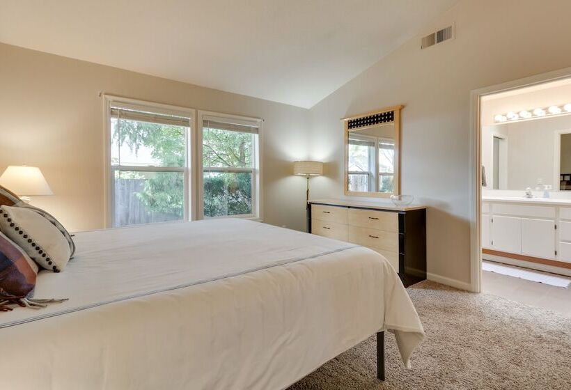 Tasteful Tualatin Home: 40 Mi To Willamette Valley