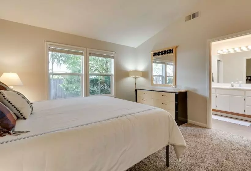 Tasteful Tualatin Home: 40 Mi To Willamette Valley