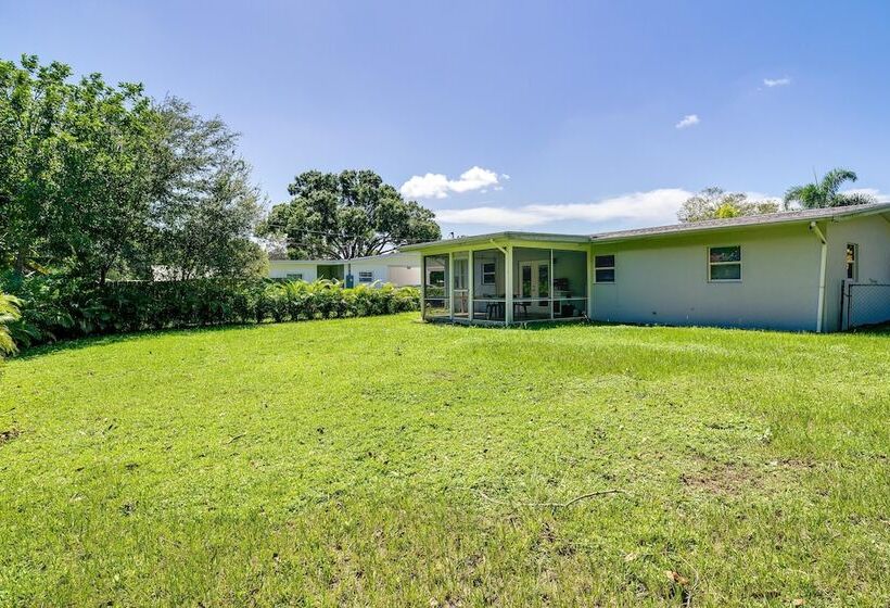 Dog Friendly Vero Beach Retreat W/ Porch & Grill!