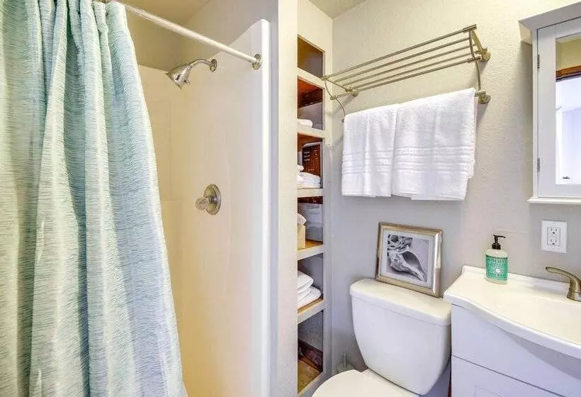 Waterfront Allyn Retreat W/ Guest House & Beach!