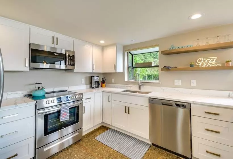 Waterfront Allyn Retreat W/ Guest House & Beach!