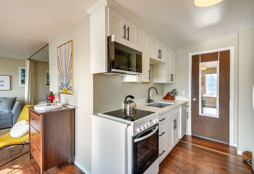 Waterfront Allyn Retreat W/ Guest House & Beach!