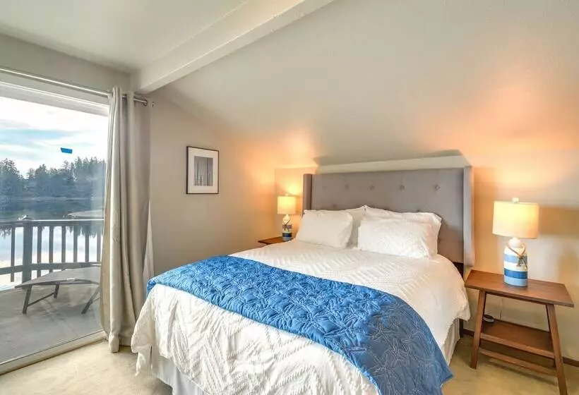 Waterfront Allyn Retreat W/ Guest House & Beach!