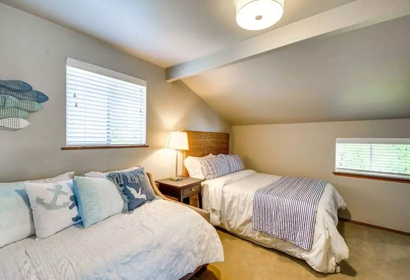 Waterfront Allyn Retreat W/ Guest House & Beach!