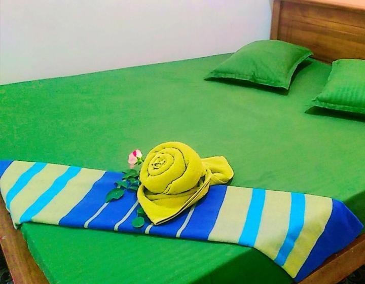 Hotel Hostel Kandy Green Mirror