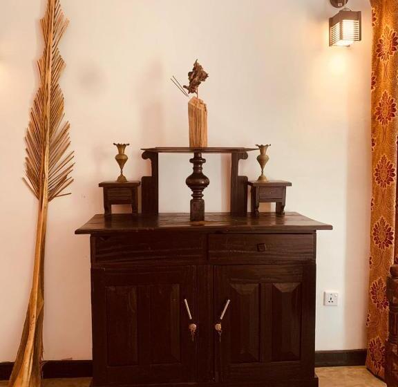 Hotel Hostel Kandy Green Mirror