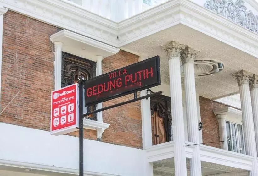 ホテル Reddoorz Syariah Near Kawasan Wisata Gunung Prau Dieng