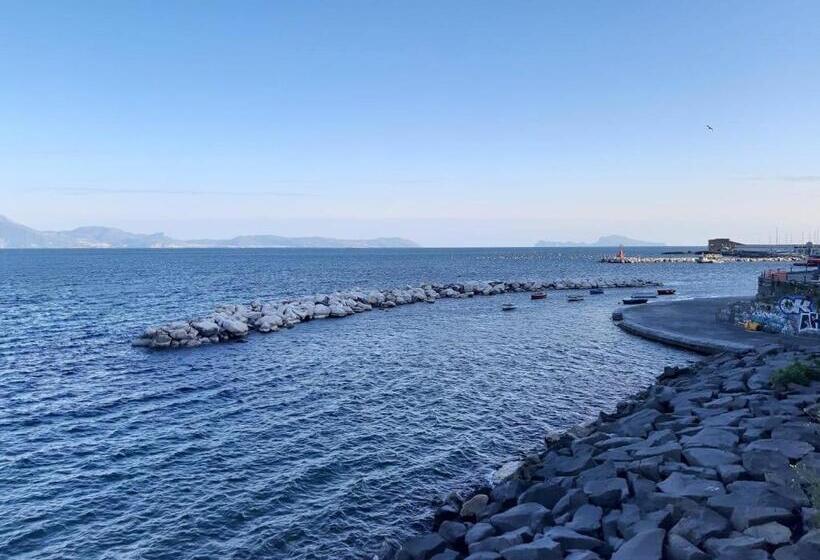 تختخواب و صبحانه Alma Megaris