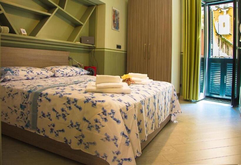 تختخواب و صبحانه Alma Megaris