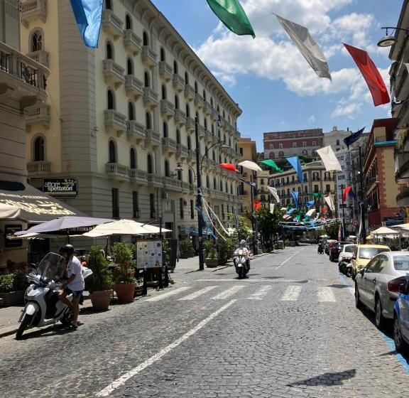 تختخواب و صبحانه Alma Megaris