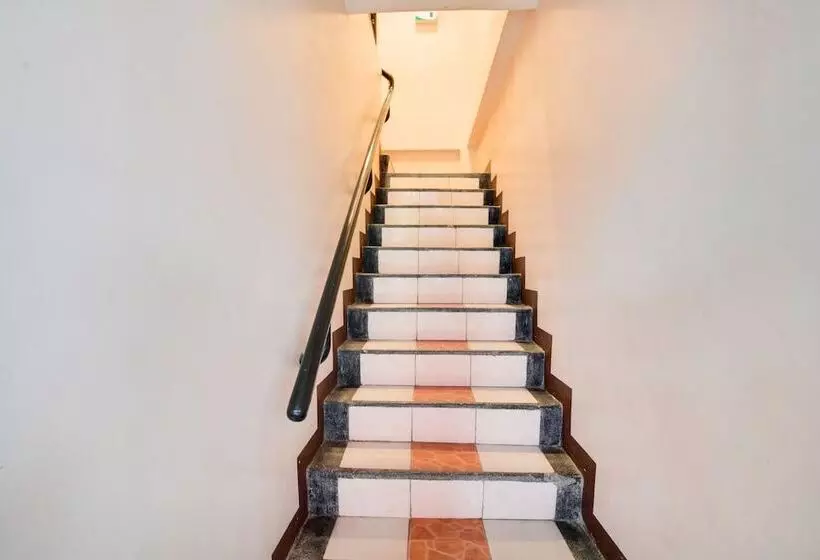 ホテル Fb Suites By Oyo