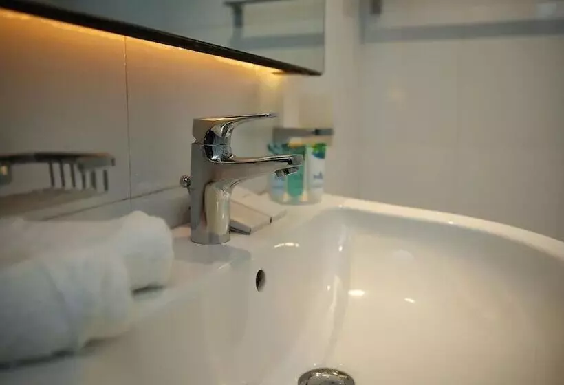 هتل Victoria Court Suites