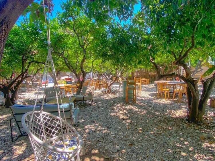 تختخواب و صبحانه Mayouli Nature Retreat