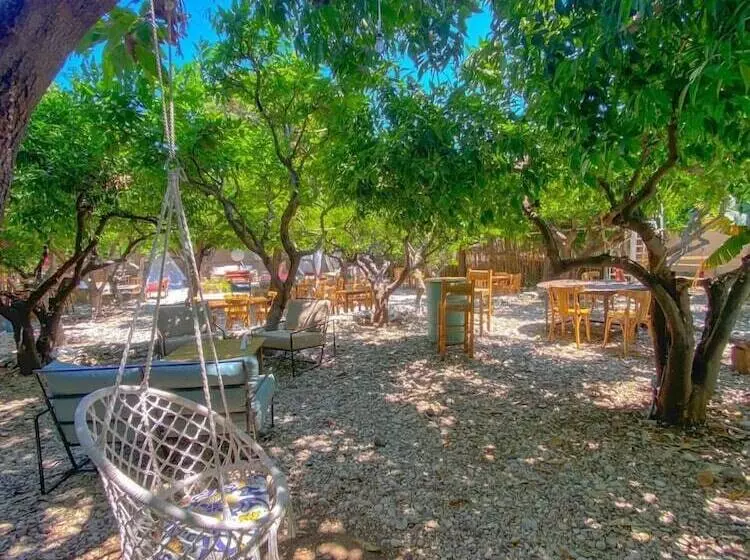 تختخواب و صبحانه Mayouli Nature Retreat