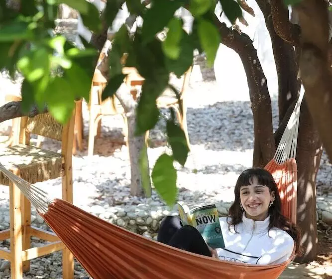 تختخواب و صبحانه Mayouli Nature Retreat