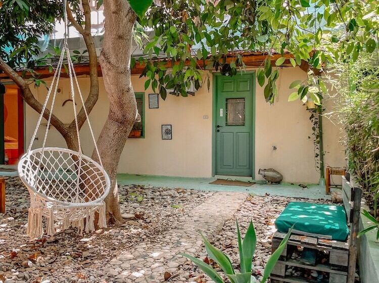 تختخواب و صبحانه Mayouli Nature Retreat