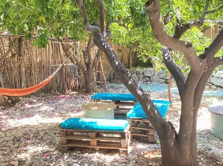 تختخواب و صبحانه Mayouli Nature Retreat