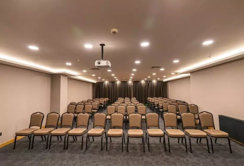 Hotelli Sarpi̇no Mountai̇n