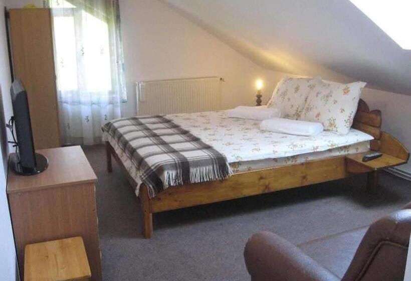 پانسیون Casa Cu Păuni