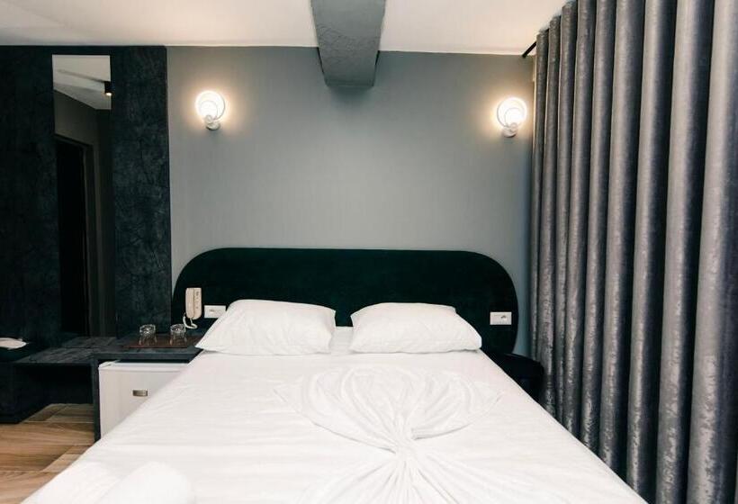 Love Hotel Tirana