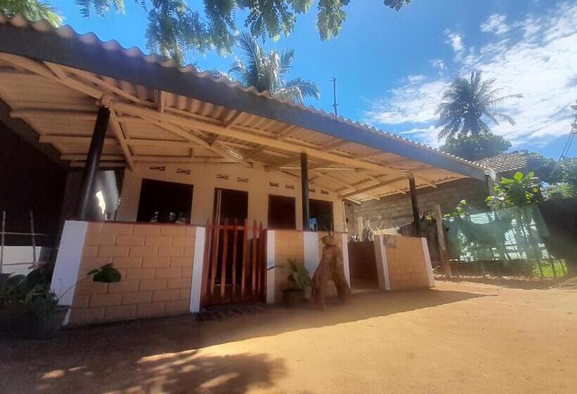 פנסיון Lake Side Cabana