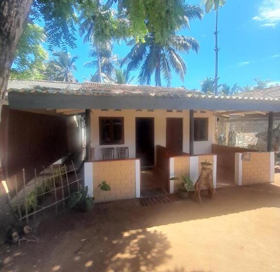 פנסיון Lake Side Cabana