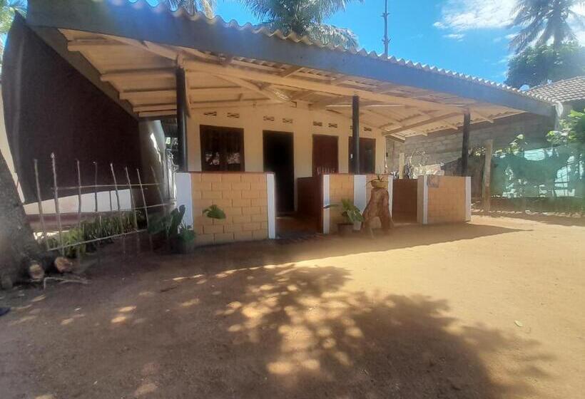 פנסיון Lake Side Cabana