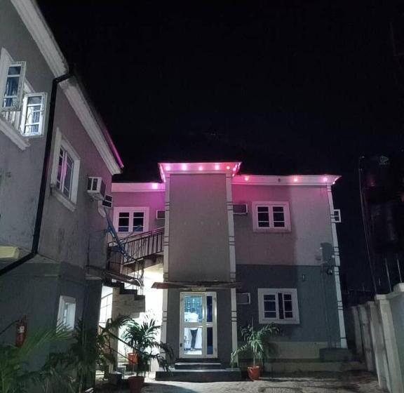 Benington Hotel And Suites