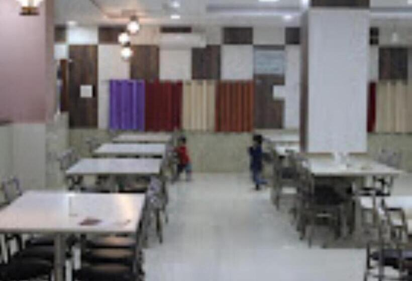 בית מלון כפרי Meghna And Restaurant,padhar Buzurg