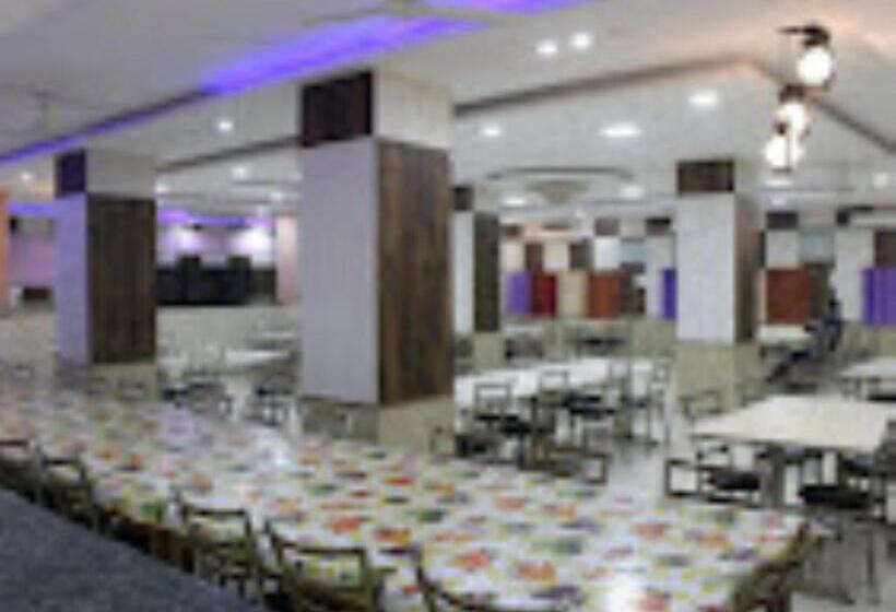 בית מלון כפרי Meghna And Restaurant,padhar Buzurg