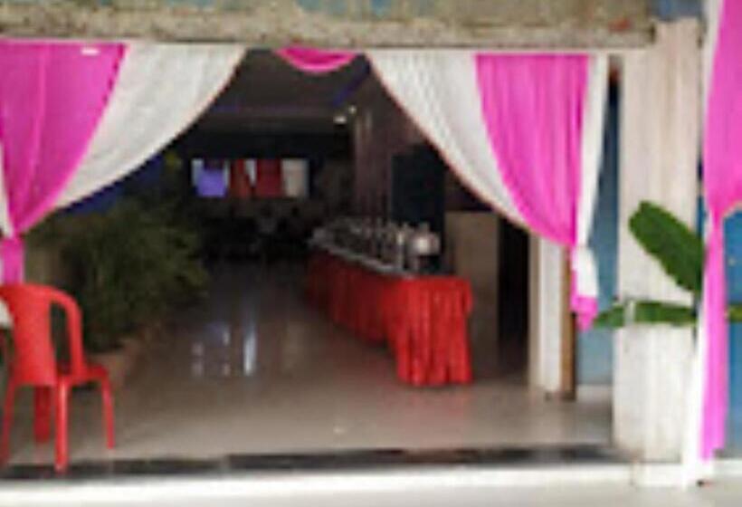 בית מלון כפרי Meghna And Restaurant,padhar Buzurg