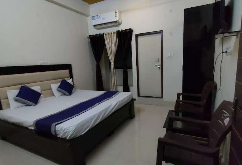 هتل Radhika Kunj Palace,chhatarpur