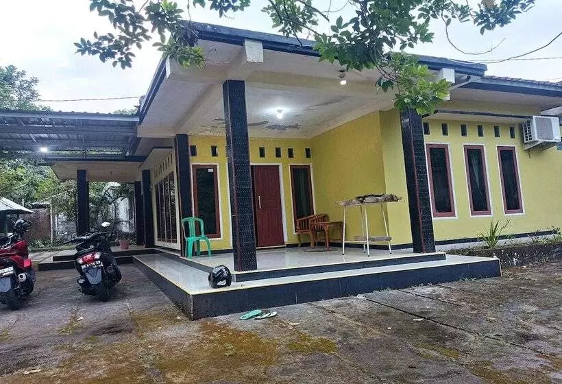 Hotelli Oyo 93408 Penginapan Annisya