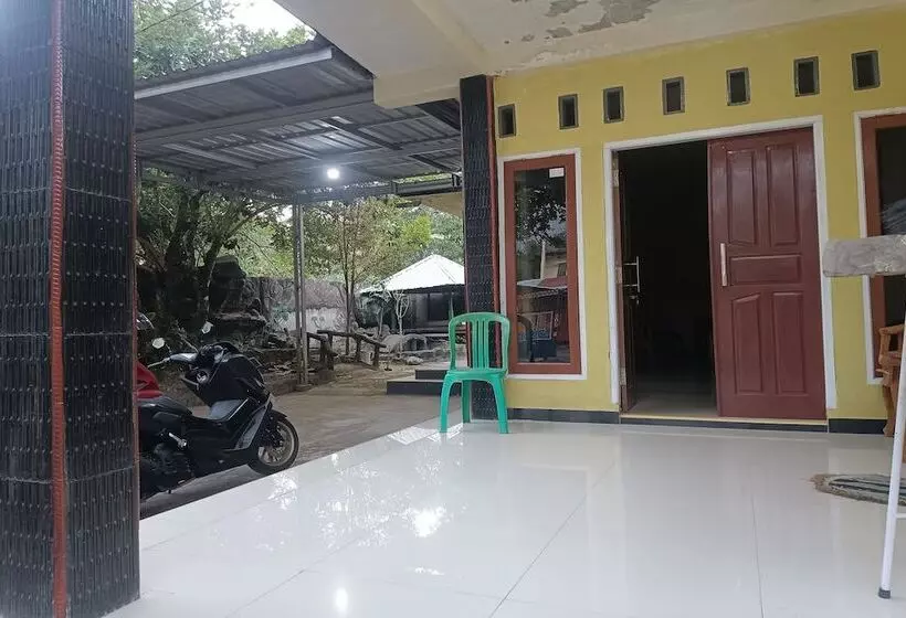 Hotelli Oyo 93408 Penginapan Annisya
