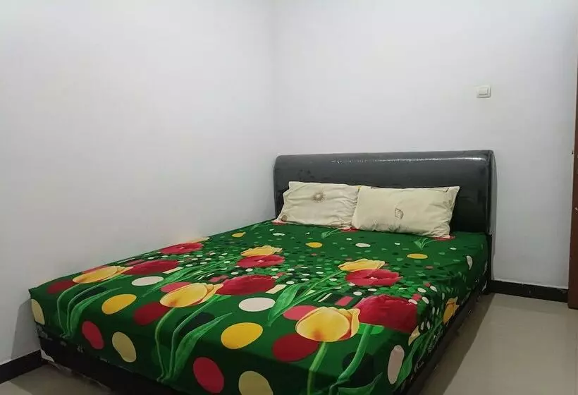 Hotelli Oyo 93408 Penginapan Annisya