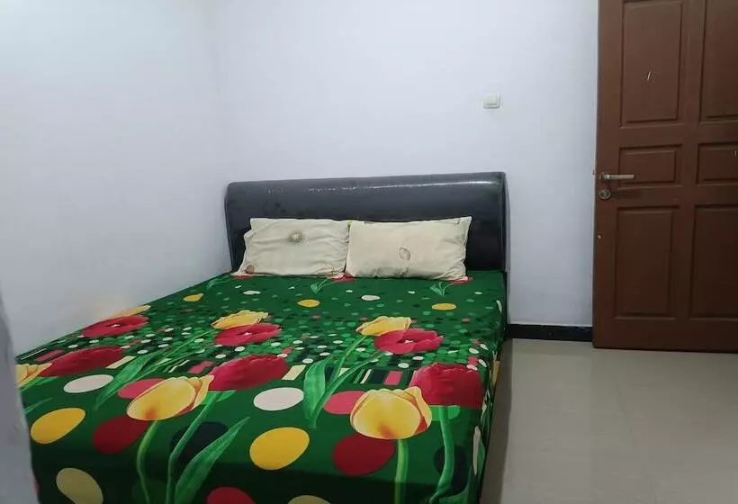 Hotelli Oyo 93408 Penginapan Annisya