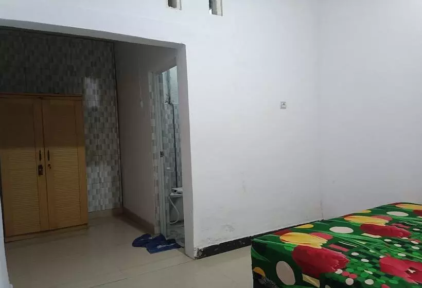Hotelli Oyo 93408 Penginapan Annisya