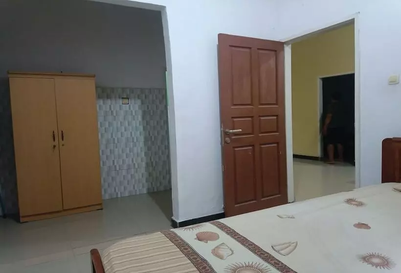 Hotelli Oyo 93408 Penginapan Annisya