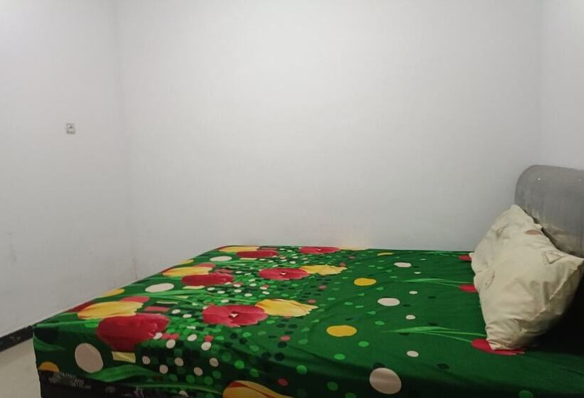 Отель Oyo 93408 Penginapan Annisya