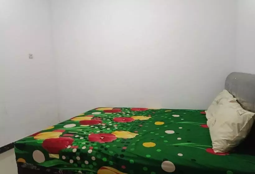 Hotelli Oyo 93408 Penginapan Annisya