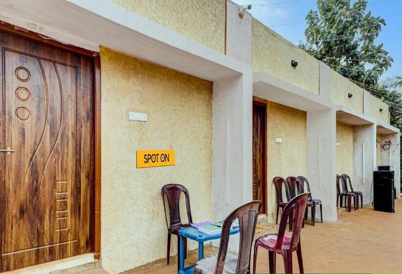 ホテル Spot On Lambacingi Grands