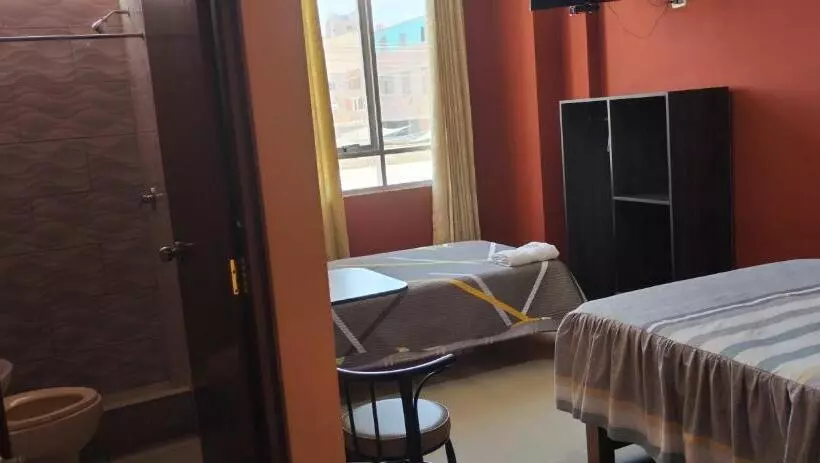 پانسیون Hostal Llaut