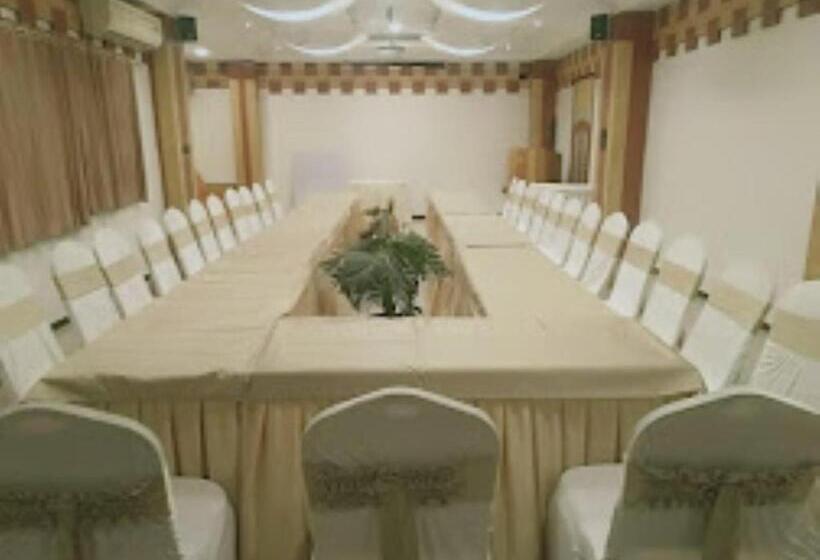 Отель Paradise, Ahmednagar