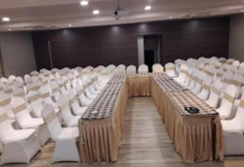 Отель Paradise, Ahmednagar