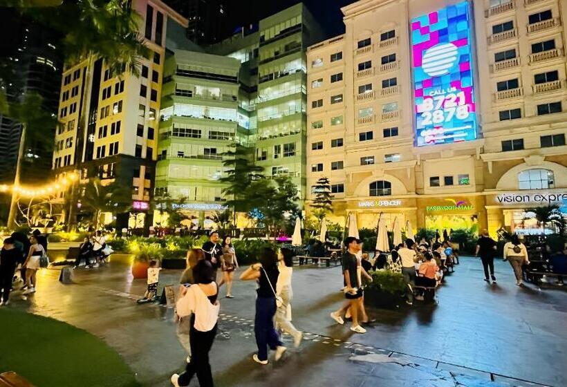 Queen Bed, Sauna, Gym & Captivating Views