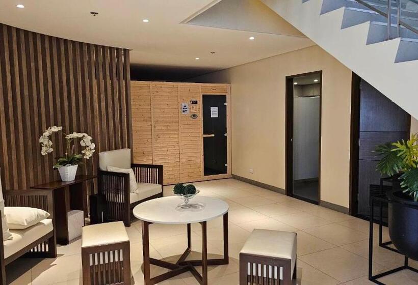 Queen Bed, Sauna, Gym & Captivating Views