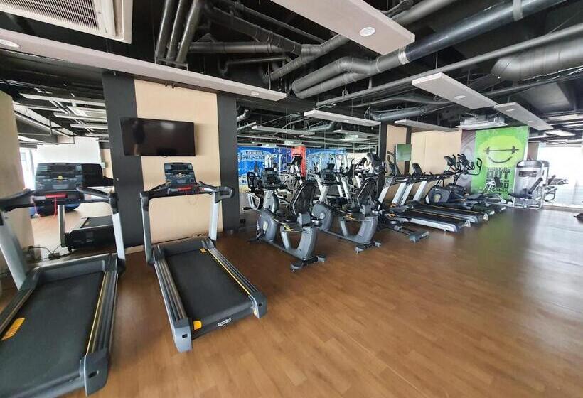 Queen Bed, Sauna, Gym & Captivating Views