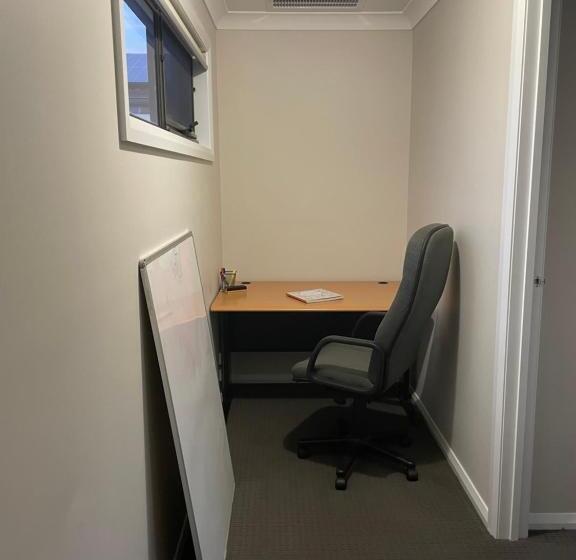 פנסיון Cosy Room With Lock And Work Area