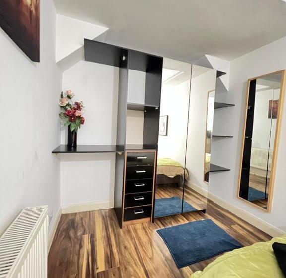 Пансион Double Room Near City Centre With Extra Lounge Area