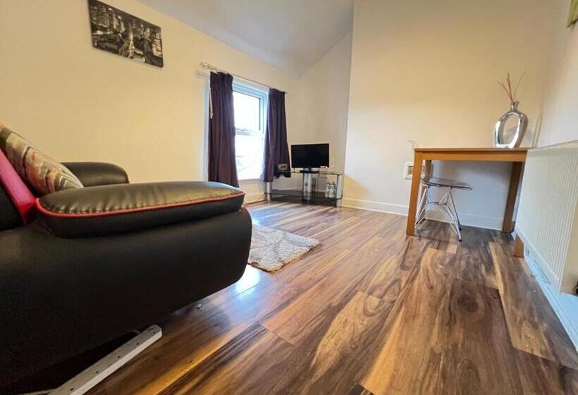 Пансион Double Room Near City Centre With Extra Lounge Area